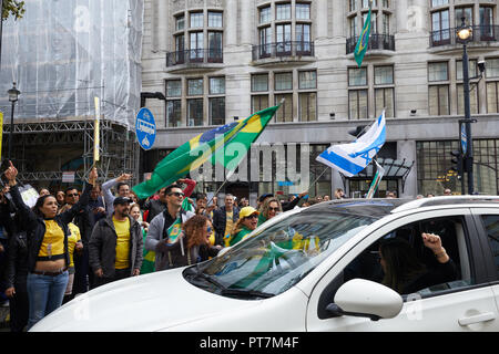 Londres, Royaume-Uni. 7Th Oct 2018. Les partisans du candidat à l'élection présidentielle brésilienne dans Bolsonaro Jaďr, en face de l'Ambassade du Brésil au cours d'une journée de vote par brésiliens vivant au Royaume-Uni pour l'élection présidentielle.. Crédit : Kevin Frost/Alamy Live News Banque D'Images