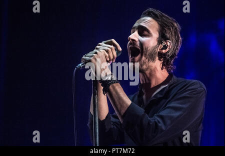 Southampton, UK. 7 octobre, 2018. Tom Smith d'éditeurs d'effectuer en direct sur la première nuit de leur tournée britannique Octobre à Southampton Guildhall, O2 UK. Credit : Nikki Courtnage/Alamy Live News. Banque D'Images