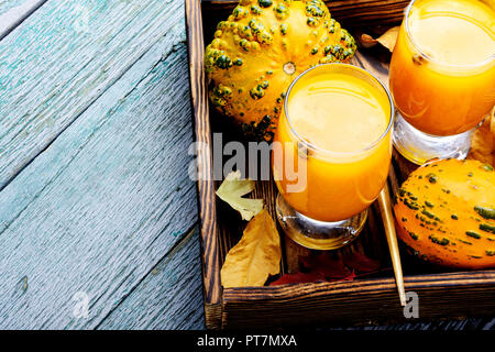 Smoothie à la citrouille en verre sur table vintage. Banque D'Images