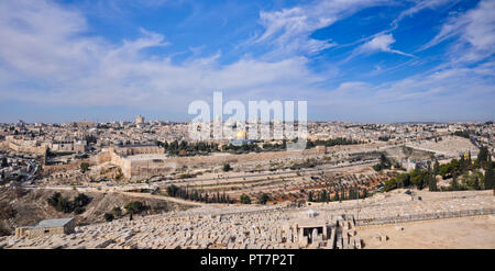 Vue panoramique sur la vieille ville de Jérusalem du Mont des Oliviers, en Israël. Banque D'Images