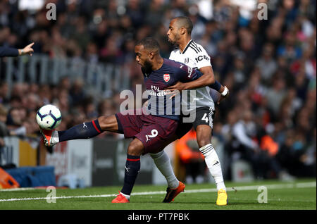 Alexandre Lacazette d'Arsenal (à gauche) et Fulham's Denis Odoi bataille pour la balle au cours de la Premier League match à Craven Cottage, à Londres. Banque D'Images