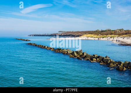 Côte de la Mer Baltique avec ciel bleu à Wustrow, Allemagne. Banque D'Images