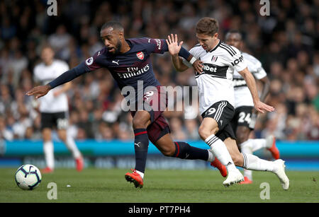 Alexandre Lacazette d'Arsenal (à gauche) et Fulham's Luciano Vietto bataille pour la balle au cours de la Premier League match à Craven Cottage, à Londres. Banque D'Images