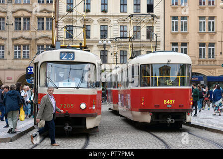 Prague, République tchèque - Le 14 septembre 2018 : Les Trams Tatra T3 sur l'arrêt de la place Malostranske. A partir de 2017, le réseau de tramway de Prague est le troisième plus grand Banque D'Images