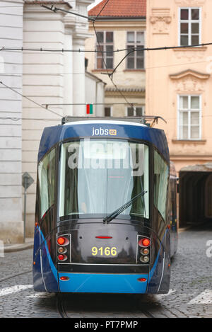 Prague, République tchèque - Le 14 septembre 2018 : Tram Skoda 14T ForCity sur une rue étroite dans le centre-ville. A partir de 2017, le réseau de tramway de Prague est le Banque D'Images