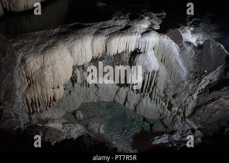 Grottes souterraines d'Abkhazie. Stalactites et stalagmites dans la nouvelle Athos. Banque D'Images