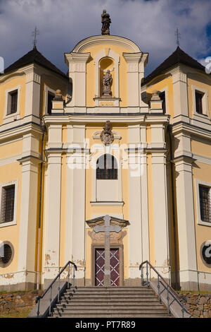 Église sur le haut de Makova hora près de Smolotely dans village, district de Pribram en République tchèque. La montagne de pavot (Makova hora) lieu de pèlerinage sur l'h Banque D'Images