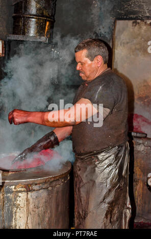 Maroc Marrakech ET SA LAINE DYER DE TVA LAINE TEINTS BOUILLIE Banque D'Images