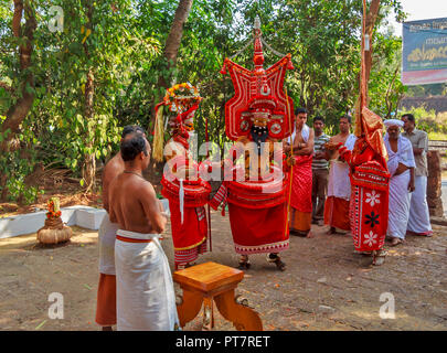 FESTIVAL DE THEYYAM MALABAR INDE KERALA KANNUR NORD TROIS DIEUX ET DISCIPLES Banque D'Images