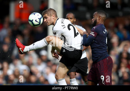 Maxime Le Marchand de Fulham (à gauche) et l'arsenal de Alexandre Lacazette bataille pour la balle au cours de la Premier League match à Craven Cottage, à Londres. Banque D'Images