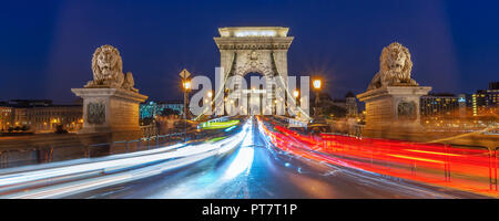 Panorama du pont des Chaînes dans la nuit avec location de light trails in Budapest, Hongrie Banque D'Images