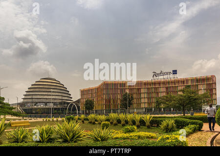 KIGALI, RWANDA - octobre 19,2017 kg : 2 rond-point de cette route est la zone de libre circulation. Il y a le Radisson Blu Hotel,un grand, moderne et cher hotel n Banque D'Images