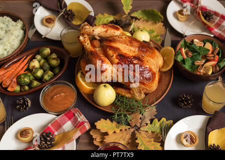 Dîner de dinde de Thanksgiving avec tous les côtés. Rôti de dinde à la maison et tous les plats traditionnels sur table de fête Thanksgiving. Banque D'Images