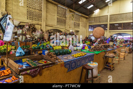 L'enfer Ville, Nosy Be, Madagascar - Le 27 décembre 2016. Les femmes vendre leurs produits au marché central de Hellville Banque D'Images