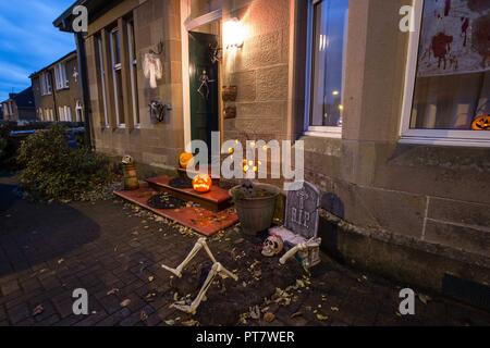 Jeune garçon portant Costume Halloween fait maison Banque D'Images