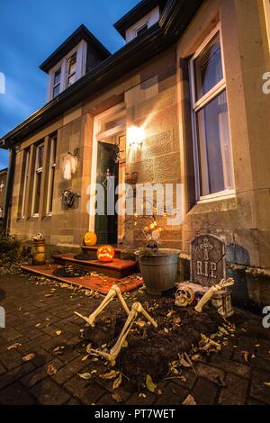 Jeune garçon portant Costume Halloween fait maison Banque D'Images