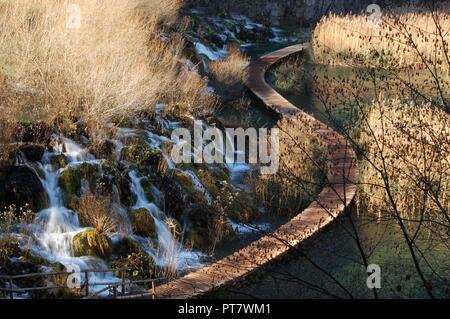 Des chutes, des passerelles en bois, et de beaux lacs au parc national des Lacs de Plitvice en Croatie en décembre de 2016. Banque D'Images