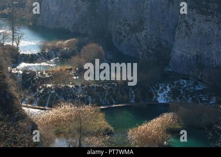 Des chutes, des passerelles en bois, et de beaux lacs au parc national des Lacs de Plitvice en Croatie en décembre de 2016. Banque D'Images