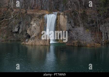 Des chutes, des passerelles en bois, et de beaux lacs au parc national des Lacs de Plitvice en Croatie en décembre de 2016. Banque D'Images