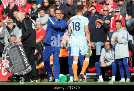 Gestionnaire de Chelsea Maurizio Sarri (à gauche) félicite Chelsea's Olivier Giroud comme il suit pendant le premier match de championnat à St Mary's Stadium, Southampton. Banque D'Images