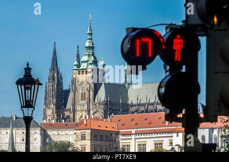 Cathédrale de Prague est la caractéristique dominante du château de Prague, feux de circulation piétons rouge minuterie, Prague République tchèque Europe feux de circulation rouges Banque D'Images