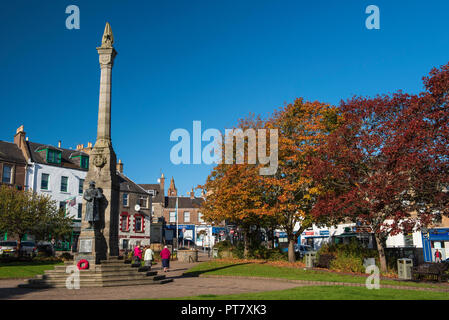 War Memorial ( grande colonne avec une sculpture d'un soldat debout à la base ) dans l'Wellmeadow, Blairgowrie, Perthshire, en Écosse. Banque D'Images