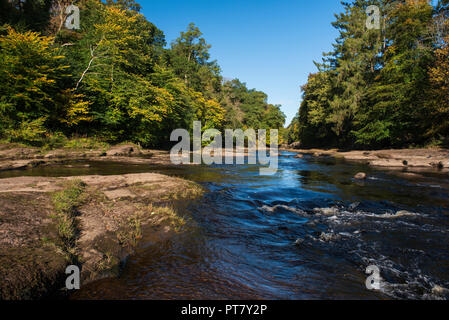 Couleurs d'automne sur la rivière Ericht, Blairgowrie, Perthshire, en Écosse. Banque D'Images