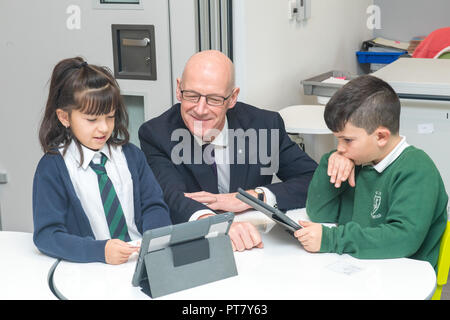 Vice-premier ministre John Swinney officiellement l'ouverture de nouveaux St John's RC Primary School, Édimbourg, Matteo Pia et Rebecca Crolla P3a Banque D'Images