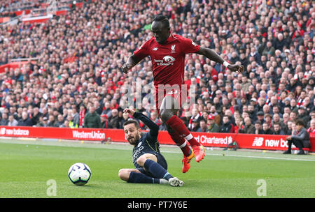 Manchester City's Bernardo Silva (à gauche) et Liverpool's Sadio Mane bataille pour la balle durant le premier match de championnat à Anfield, Liverpool. Banque D'Images