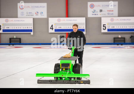 Scott Henderson prépare la glace de curling Capital célébrer l'énergie nouvelle glace efficace Lord Provost lance première pierre après €850 000 ha travail de mise à niveau Banque D'Images