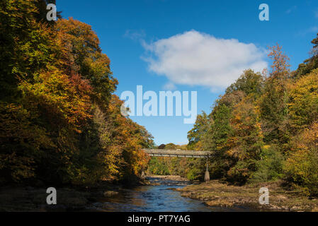 Couleurs d'automne sur la rivière Ericht, Blairgowrie, Perthshire, en Écosse. Banque D'Images