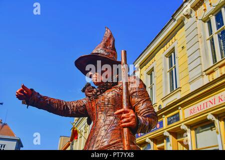 HUSTOPECE, RÉPUBLIQUE TCHÈQUE - 7 octobre 2018 : statue de sorcière. Vivre statue de sorcière. Statue vivante street performer. Artiste statue vivante Banque D'Images