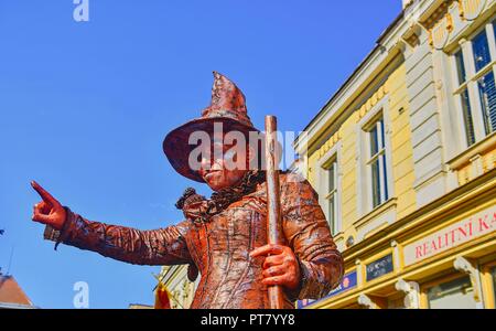 HUSTOPECE, RÉPUBLIQUE TCHÈQUE - 7 octobre 2018 : statue de sorcière. Vivre statue de sorcière. Statue vivante street performer. Banque D'Images