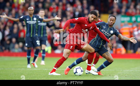 Le centre de Liverpool, Joe Gomez (centre) et Manchester City's Raheem Sterling bataille pour la balle durant le premier match de championnat à Anfield, Liverpool. Banque D'Images