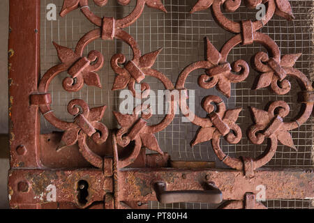 Oxyde rouge décoratif peint marron / vieille barrière de sécurité en métal avec Fleur de lys détail à l'entrée de la chapelle de Notre-Dame de la Santé à Kotor, Monténégro Banque D'Images