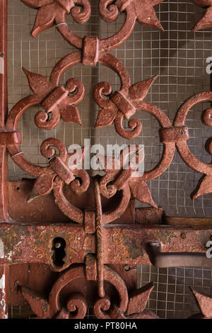 Oxyde rouge décoratif peint marron / vieille barrière de sécurité en métal avec Fleur de lys détail à l'entrée de la chapelle de Notre-Dame de la Santé à Kotor, Monténégro Banque D'Images