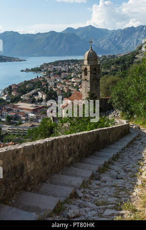 Portrait de la ville fortifiée historique de Kotor au Monténégro à la montagne le chemin vers l'église de Notre-Dame du remède bell tower. Banque D'Images