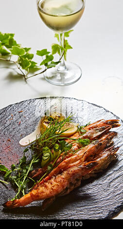 Brochettes de crevettes grillées. Fruits de mer, de bivalves. Brochettes de crevettes Crevettes aux fines herbes, ail et citron. Banque D'Images