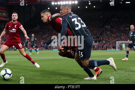 Dejan Lovren de Liverpool d'affrontements avec Manchester City's Gabriel Jésus (à droite) au cours de la Premier League match à Anfield, Liverpool. Banque D'Images