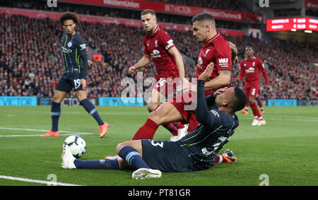 Dejan Lovren de Liverpool d'affrontements avec Manchester City's Gabriel Jésus (à droite) au cours de la Premier League match à Anfield, Liverpool. Banque D'Images