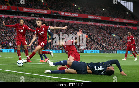 Dejan Lovren de Liverpool d'affrontements avec Manchester City's Gabriel Jésus (à droite) au cours de la Premier League match à Anfield, Liverpool. Banque D'Images