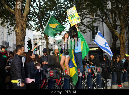 Les partisans de l'Bolsonaro Jaďr, candidat, du Parti Social Libéral à l'élection générale du Brésil à l'extérieur de l'Ambassade du Brésil à Londres. Banque D'Images