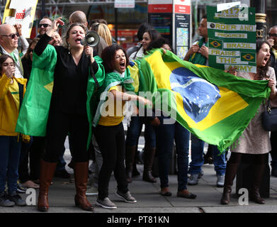 Les partisans de l'Bolsonaro Jaďr, candidat, du Parti Social Libéral à l'élection générale du Brésil à l'extérieur de l'Ambassade du Brésil à Londres. Banque D'Images