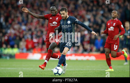 Le centre de Liverpool, Sadio Mane (à gauche) et Manchester City's Bernardo Silva lors de la Premier League match à Anfield, Liverpool. Banque D'Images