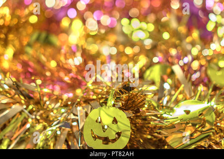 Plein de texture de fond flou d'or de guirlandes décorées par funny jack-o'-lantern pumpkin smiling faces décorations pour Halloween. Banque D'Images