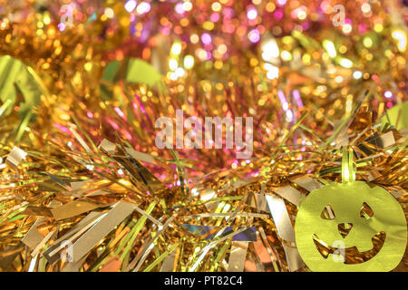 Plein de texture de fond flou d'or de guirlandes décorées par funny jack-o'-lantern pumpkin smiling faces décorations pour Halloween. Banque D'Images