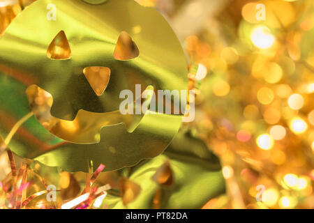 La texture de fond plein de bokeh de guirlandes décorées par funny jack-o'-lantern pumpkin smiling faces décorations pour Halloween. Banque D'Images