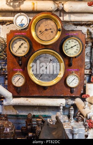 Les manomètres de contrôle du moteur d'origine dans la salle des machines à vapeur 1922 de remorqueur SS Master Banque D'Images