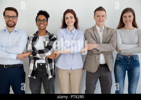 Professionnels divers personnes debout tenant la main Banque D'Images