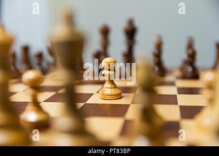 Pion, debout au milieu d'échiquier. Courage et concept de leadership. Banque D'Images